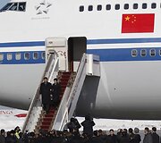 Kinijos prezidentas Xi Jinpingas su žmona Peng Liyuan lipa i&scaron; lėktuvo.