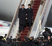 Kinijos prezidentas Xi Jinpingas su žmona Peng Liyuan lipa i&scaron; lėktuvo.