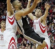 Tony Parkeris (centre)