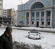 Apsnigtas taksi automobilis