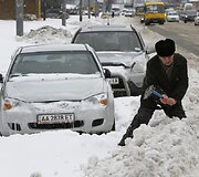 Kijeve vyras bando atsikasti i&scaron;važiavimą automobiliui.