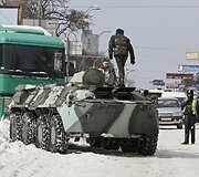 Traukiamas sniege užklimpęs vilkikas