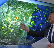 Seismologijos centro directorius Kuo Kai-wen rodo kur buvo žemės drebėjimo epicentras.