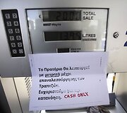 Degalinėje prane&scaron;imas, kad susimokėti galima tik grynais