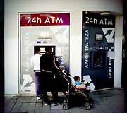 &Scaron;eima prie bankomato