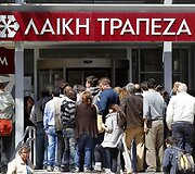 Žmonių eilė prie Kipro banko