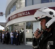 Žmonių eilė prie Kipro banko
