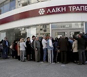 Žmonių eilė prie Kipro banko