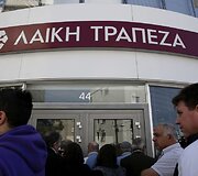 Žmonių eilė prie Kipro banko