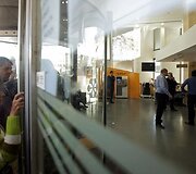 Žmonių eilė prie Kipro banko