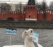 Baltąja me&scaron;ka persirengęs &bdquo;Greenpeace&ldquo; aktyvistas Maskvos upėje