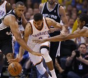 Thabo Sefolosha (centre)
