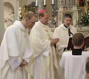 Gintaras Gru&scaron;as (centre)