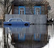 &Scaron;alia namo stovi apsemtas automobilis