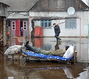 Vyras ilsisi ant vandenyje stovinčios lovos.