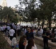 Dubajuje žmonės lauke laukia papildomų prane&scaron;imų
