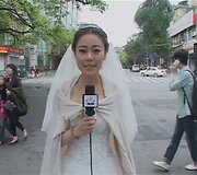 Kinijos žurnalistė prie&scaron; savo vestuves spejo surengti trumpą reportažą apie žemės drebėjimą.