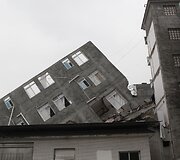 Per žemės drebėjimą Kinijoje sugriuvęs pastatas