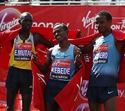 Londono maratono nugalėtojai: Emmanuelis Mutai, Tsegaye Kebede ir Ayele Abshero