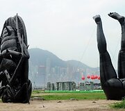 Honkongo menininko Tam Wai Pingo pripučiama skulptūros pavadinimu &bdquo;Falling into Mundane World&ldquo;