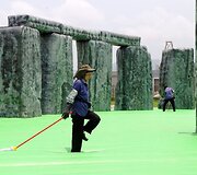 Britų menininko Jeremy Dellerio pripučiama skulpt