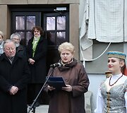 Meilei Luk&scaron;ienei skirtos atminimo lentos atidengimo ceremonija