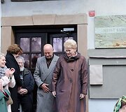 Meilei Luk&scaron;ienei skirtos atminimo lentos atidengimo ceremonija