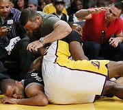 Nugriuvę Dwightas Howardas ir Tony Parkeris