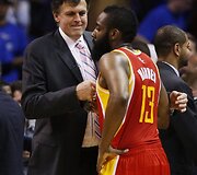 Hiustono &bdquo;Rockets&ldquo; treneris Kevinas McHale ir Jamesas Hardenas