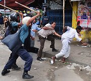 Banglade&scaron;o policija susirėmė su islamistų demonstrantais.