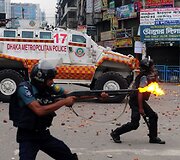 Banglade&scaron;o policininkai demonstrantus vaikė &scaron;audydami guminėmis kulkomis.