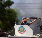 Banglade&scaron;o policininkai demonstrantus vaikė &scaron;audydami guminėmis kulkomis.
