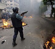 Banglade&scaron;o policininkas su ginklu rankose