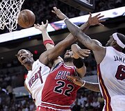 Chrisas Boshas, Taj Gibson ir LeBronas Jamesas
