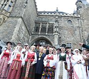 Dalia Grybauskaitė apdovanojimu džiaugėsi kartu su jos pasveikinti atvykusiais lietuviais.