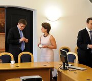 Europos gynybos agentūros direktorė Claude-France Arnould (centre)