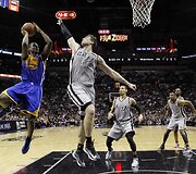 San Antonijaus &bdquo;Spurs&ldquo; ir &bdquo;Golden State Warriors&ldquo; rungtynių akimirka