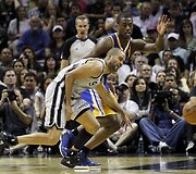 Tony Parkeris ir Harrisonas Barnesas