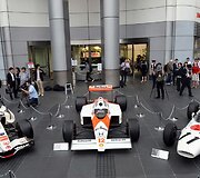 I&scaron; kaires: 2006-ųjų Honda RA106&ldquo;, 1988-ųjų &bdquo;McLaren Honda MP4/4&ldquo; ir 1965-ųjų &bdquo;Honda RA272&ldquo; &bdquo;Formulės-1&ldquo; bolidai