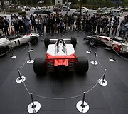I&scaron; kaires: 1965-ųjų &bdquo;Honda RA272&ldquo;, 1988-ųjų &bdquo;McLaren Honda MP4/4&ldquo; ir 2006-ųjų Honda RA106&ldquo; &bdquo;Formulės-1&ldquo; bolidai
