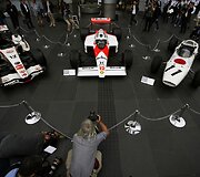 I&scaron; kaires: 2006-ųjų Honda RA106&ldquo;, 1988-ųjų &bdquo;McLaren Honda MP4/4&ldquo; ir 1965-ųjų &bdquo;Honda RA272&ldquo; &bdquo;Formulės-1&ldquo; bolidai