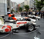 I&scaron; kaires: 2006-ųjų Honda RA106&ldquo;, 1988-ųjų &bdquo;McLaren Honda MP4/4&ldquo; ir 1965-ųjų &bdquo;Honda RA272&ldquo; &bdquo;Formulės-1&ldquo; bolidai