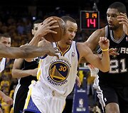 Stephenas Curry (centre)