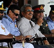 &Scaron;ri Lankos gynybos ministas Gotabaya Rajapaksa (centre)