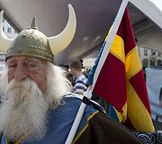 Vikingo kostiumu apsirengęs vyras prie arenos Malmoje