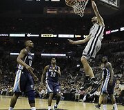 Manu Ginobili dėjimas į krep&scaron;į