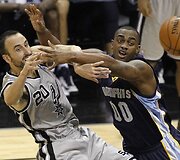 Manu Ginobili ir Darrellas Arthuras