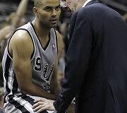 Tony Parkeris klauso &bdquo;Spurs&ldquo; trenerio Greggo Popovičiaus nurodymų.