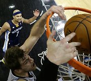 Tiago Splitterio dėjimas į krep&scaron;į
