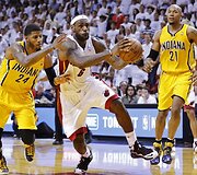 LeBronas Jamesas (centre)